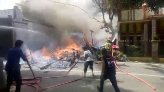 BREAKING NEWS: Warga Panik! Tiba-tiba Gudang Rongsokan di Desa Cihikeu-Bungbulang Garut Terbakar