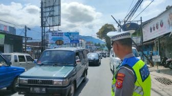 Jalanan Protokol di Kota Garut Macet Total, Sejumlah Wisatawan Terjebak Berjam-jam di Bundaran Tarogong