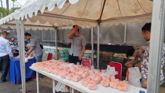 HUT Bhayangkara ke 77, Bazar Daging Ayam Murah di Polres Garut Ludes Dibeli Warga
