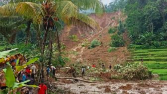 Tertimbun Material Longsor, Seorang Ibu di Kawasan Peundeuy Garut Dinyatakan Hilang