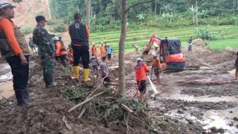 Seorang Korban Longsor di Kawasan Peundeuy-Garut Belum Ditemukan, Tim SAR Terus Lakukan Pencarian