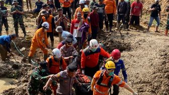 Dua Hari Hilang, Korban Longsor di Kawasan Peundeuy Garut Ditemukan Tim SAR dalam Kondisi Meninggal Dunia