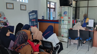 Belum Miliki ATM, Guru PPPK Ngantri di Bank BPR Garut Ambil Gaji Pertama