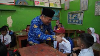 Hari Pertama Masuk Sekolah, Bupati Garut Memastikan Semua Keperluan Anak Sekolah Terakomodir