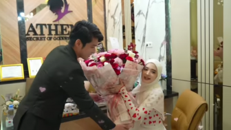 Inara Rusli Belum Resmi Cerai dari Virgoun, Kok Diajak Makan Malam Pengacara Ganteng