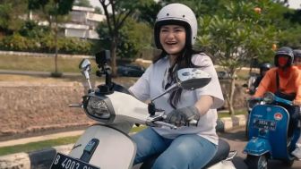 Nathalie Holscher Riding Bareng Geng Motor Vespa, Mau Sunmori Tapi Malah Kesiangan