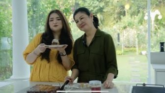 Nathalie Holscher Belajar Bikin Cake Banana Bersama Mamitoko: Aku Jagonya Kalau soal Ngocok