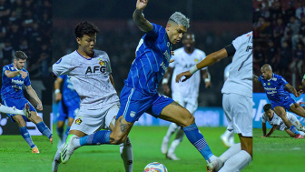 Akhirnya! Persib Bandung Raih Kemenangan Pertama dengan Dramatis Lawan Persik Kediri