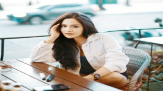 Bella Bonita Unggah Foto Hot di Cafe, Netizen Sebut Cantiknya 'Ugal-ugalan'