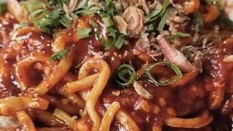 Mie Jebew Teh Emil Garut, Kuliner di Dalam Gang Rasa Bintang