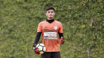 Resmi Perpanjang Kontrak, Kiper Persib Asal Bungbulang Garut Tampil Apik di Dua Laga Terakhir