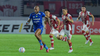 Bojan Hodak Pun Tak Bisa Perbaiki Lini Belakang, Persib Masuk Zona Degradasi Dikalahkan Persis Solo 2-1