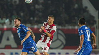 Nick Kuipers dan Alberto Absen, Lini Pertahanan Persib Keropos dan Takluk dari Persis Solo
