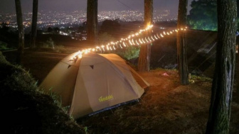 Camping Seru dengan Pemandangan City Light di Karacak Valley Garut