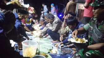 Heboh! HUT RI 2023, Warga Kampung Cibunut Garut Makan Bareng Nasi Liwet Plus 78 Jenis Lauk-pauk