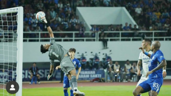 Bermain Apik Saat Persib Raih 3 Poin Perdana, Kiper Asal Bungbulang Garut Diapresiasi Luizihho Passos