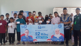 Enjang Tedi Sampaikan Santunan PAN untuk Anak Yatim di Garut