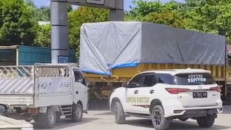 Arogan! Toyota Fortuner Berstiker 'Oppung Nasution' Serobot Antrean BBM Solar di SPBU