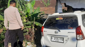 1 Unit Daihatsu Xenia Tabrak Rumah di Bungbulang Garut, 1 Korban Luka, Pengemudi Masih Buron