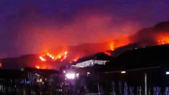 Ngeri! Gunung Sadakeling Garut Terbakar, Kobaran Api Dekati Pemukiman Penduduk