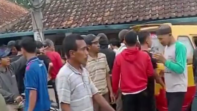 Sopir Angkot Menabrak Sejumlah Pemotor dan Warga di Cililin Bandung, 6 Orang Luka-luka