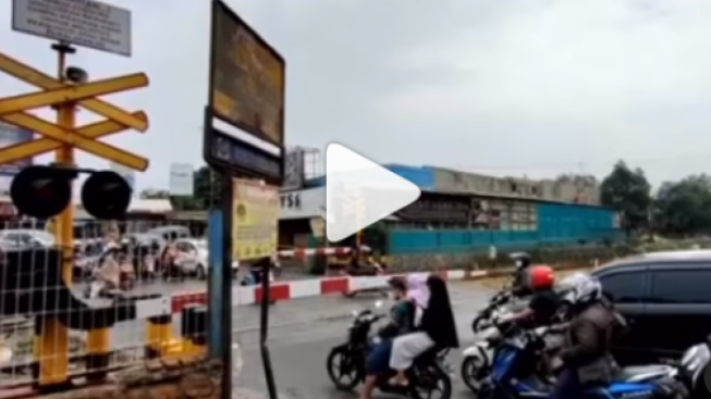 Video Emak-emak Menerobos Palang Pintu Kereta Api di Cikampek Nyaris Tewas, Untung Warga Sigap Menolong