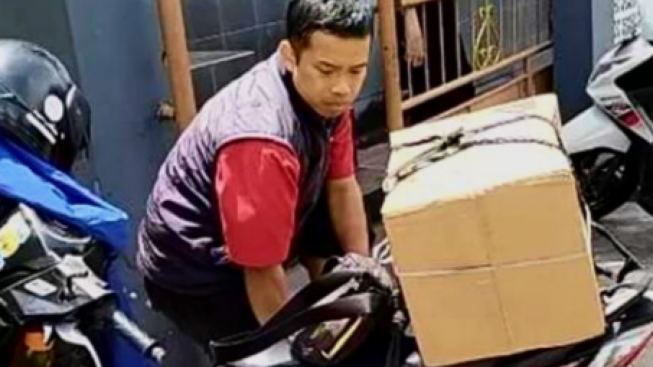 Kurir Paket Kehilangan Satu Karung Bawaannya Saat Sedang Salat Jumat di Masjid Muhajirin Bandung Barat
