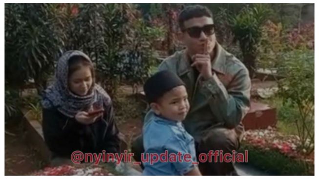 Ziarah ke Makam Vanessa Angel dan Bibi, Gala Sky Tegur Sosok Ini: Diam!