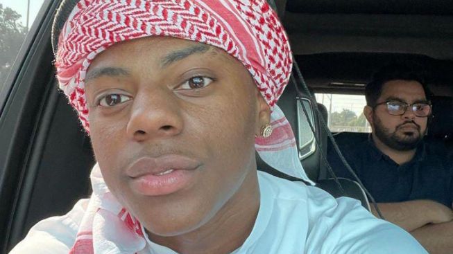 Seorang Youtuber asal Amerika Serikat Mendengarkan Lantunan Ayat Suci Al-Quran untuk Meredam Amarah