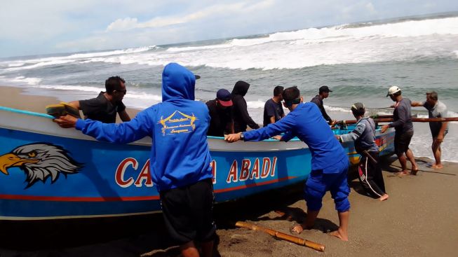 Nelayan Tenggelam di Laut, Kapal Tanpa Awak Terdampar di Pantai Santolo Garut