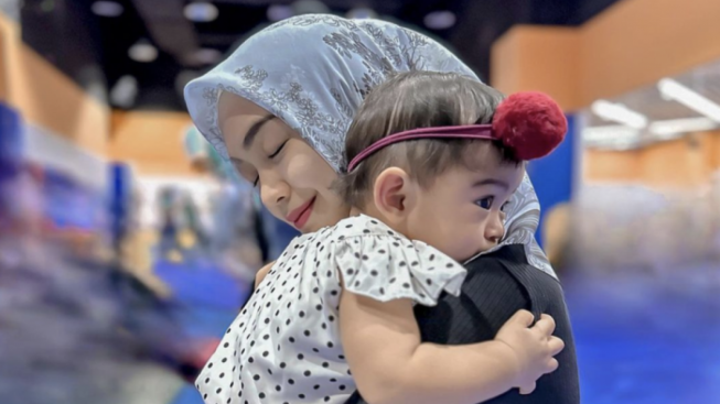 Unggah Foto Bareng Moana, Ria Ricis Keciduk Lepas Cincin Kawin. Ada Apa?