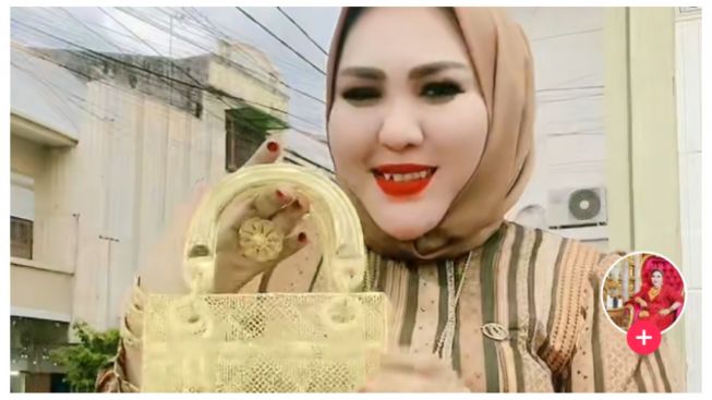 Viral Wanita Beli Tas Emas Seharga Rp553 Juta Siapakah Sosok Wanita Ini