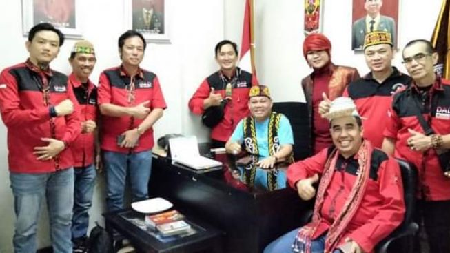 Bongkar Kesaktian Ida Dayak, Pesulap Merah Disanksi Hukuman Adat Dayak. Netizen: Edukasi Kebablasan Akhirnya Kena Batunya