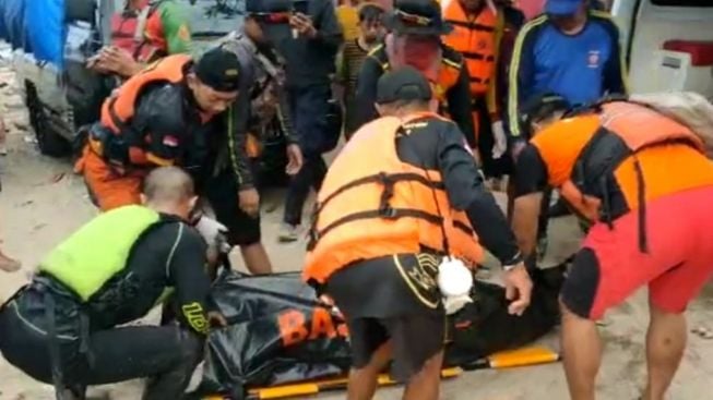 Hanyut Terbawa Ombak Pantai Santolo Garut, Dua Wisatawan Ditemukan Dalam Keadaan Tidak Bernyawa