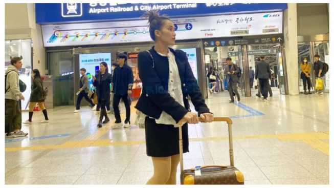 Bagikan Momen Liburan ke Korea Selatan, Netizen Salfok dengan Penampilan Ayu Ting Ting