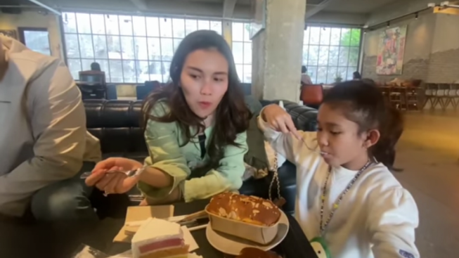 Liburan di Korea Selatan, Ayu Ting Ting Datangi Restoran Milik Jimin BTS. Begini Suasananya