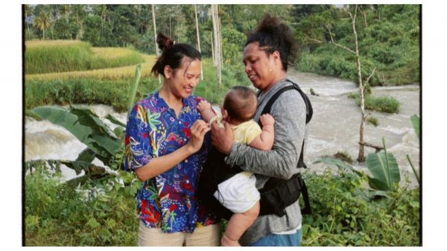 Anak Indah Permatasari Diberi Hadiah Gelang Emas oleh Orang Tua Arie Kriting, Nursyah Nyinyir: Belikan Helikopter Baru Bilang Wow