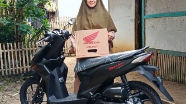 Kisah Pilu Ustadzah Cantik dari Majalengka Meraih Gelar Sarjana Sambil Besarkan Adik-adiknya, Akhirnya Dapat Hadiah Motor dari Pengusaha Malaysia