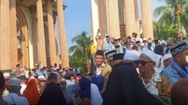 Masha Allah! Viral di Medsos, Sultan Bojong Koneng Bekasi Berangkatkan Warga 2 RT Umroh ke Tanah Suci