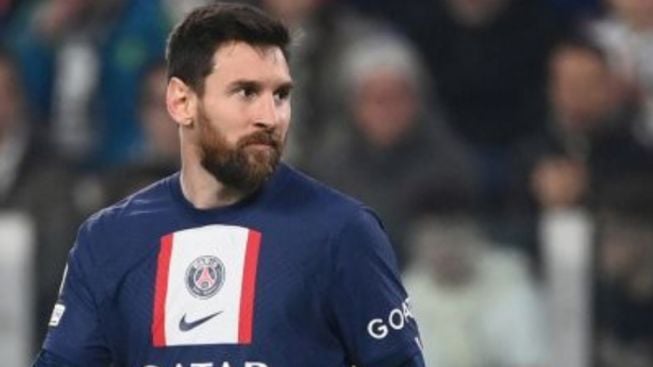 Lionel Messi Disoraki Pendukung PSG Sebelum Pertandingan Melawan Ajaccio Dimulai