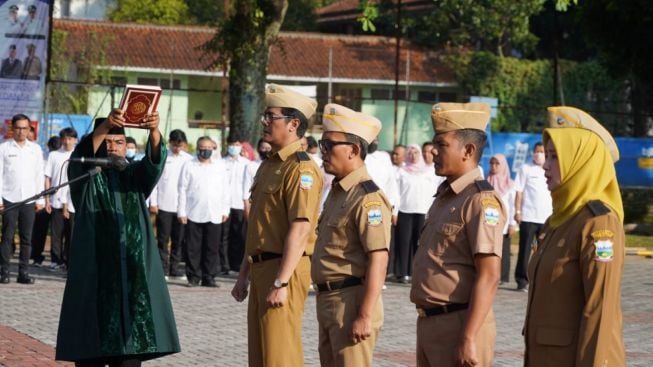 Bupati Melantik 4 PNS JPTP di Lingkungan Pemkab Garut Menjadi Kadis, Diharapkan Bisa Membantu Mengatasi Permasalahan Pelik Pemkab Garut