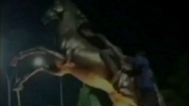 Viral! Pria Misterius Naiki Patung Kuda di Rengasdengklok Karawang, Harus Dipaksa Turun Petugas Pemadam Kebakaran