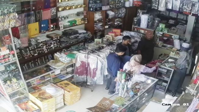 Sebelum Berangkat, Calon Jemaah Haji Sudah Ramai Belanja Oleh-oleh di Toko Madinah Jalan Cimanuk Garut
