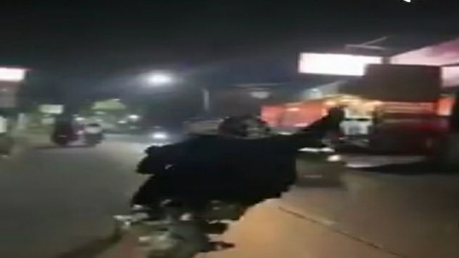 Meresahkan! Video Aksi Genk Motor Bersenjata Beredar di Medos, Anggota Polres Cimahi Ciduk Pelaku, Beberapa Kawanan Lainnya Masih Diburu