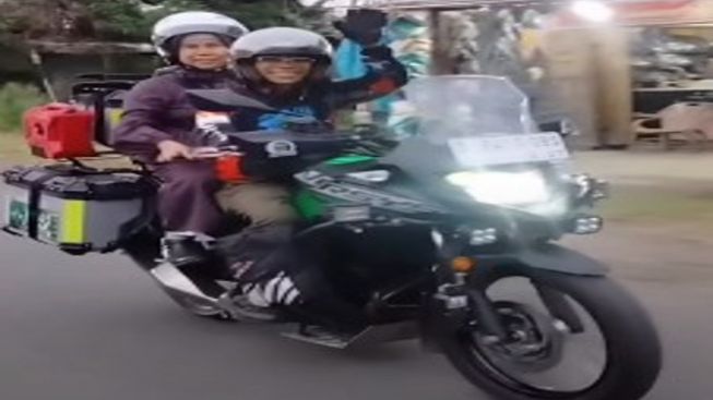 Viral! Sepasang Suami Istri Nekad Naik Haji Pake Sepeda Motor Ternyata Ini Sebabnya