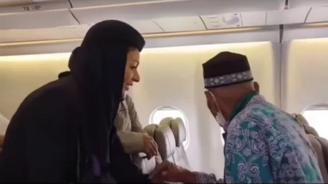 Viral! Jemaah Haji Lansia Minta Turun dari Pesawat Sebelum Lepas Landas, Alasannya Bikin Haru