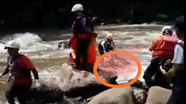 Proses Pencarian Dramatis! Tim SAR Kembali Temukan Seorang Korban Tenggelam di Sungai Cimanuk Kabupaten Garut, Total 2 Orang Meninggal Dunia