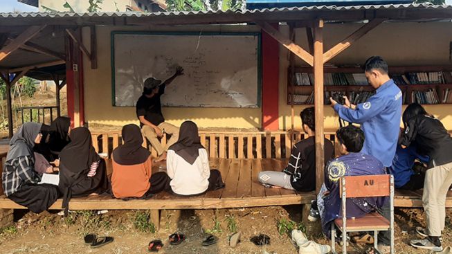 Kenalkan Jurnalistik Lewat Seni, Mahasiswa FKOMINFO Universitas Garut Gelar Kunjungan ke Pesantren