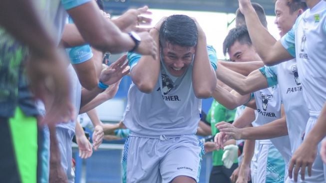 Tradisi Wilujeng Sumping, 4 Rekrutan Baru Persib 'Dipukuli' saat Latihan Perdana