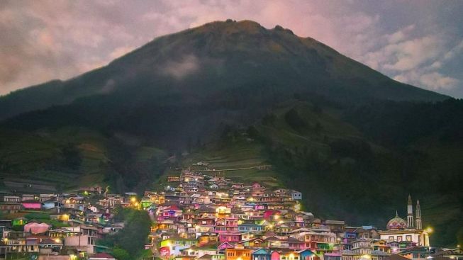 Wisata Alam Gunung Sumbing 'Nepal Van Java', Ada Rumah Bertumpuk dengan Cat Warna Warni dan Ojek Unik yang Mengasikan
